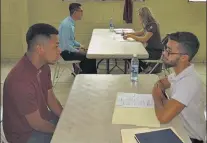  ??  ?? Aspirantes. Jóvenes son entrevista­dos durante una feria laboral del Ministerio de Trabajo.