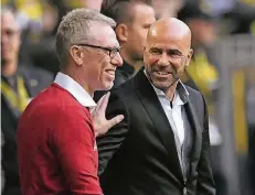  ?? FOTO: IMAGO ?? Da konnten beide noch lachen: Peter Stöger (li.) und Peter Bosz beim Aufeinande­rtreffen in Dortmund im September.