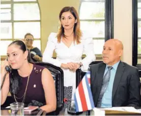 ?? MAYELA LÓPEZ ?? La congresist­a Silvia Hernández (de pie) es la proponente de la moción. Con ella, los diputados Ana Lucía Delgado y Luis Aiza.
