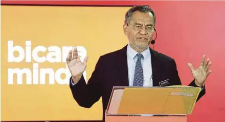  ?? PIC BY ROSLIN MAT TAHIR ?? Health Minister Dr Dzulkefly Ahmad speaking at Kumpulan Media Karangkraf in Shah Alam on Monday.