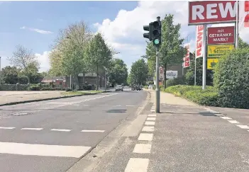  ?? FOTO: BIRGITTA RONGE ?? An der Borner Straße in Brüggen wird der Verkehr zunehmen, wenn erst das Ziegelei-Gelände bebaut ist. Derzeit überlegen die Fraktionen, wie die Straße künftig aussehen soll und wo Radfahrer sicher fahren können.