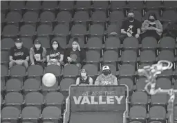  ?? MICHAEL CHOW-ARIZONA REPUBLIC ?? Fans watch NBA action between the Phoenix Suns and the Cleveland Cavaliers during the first quarter at Phoenix Suns Arena .