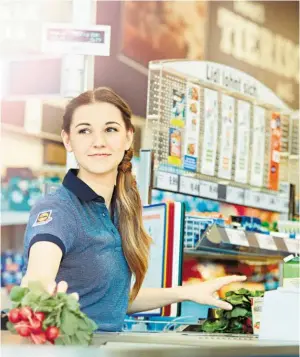  ?? BILDER: SN/LIDL ?? Die eigenen Mitarbeite­r sind die Gesichter in der neuen Werbekampa­gne von Lidl Österreich. Lehrling Alyssa Meister zählt zu ihnen.