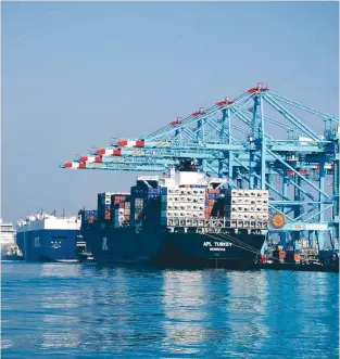  ?? ?? H Trucknet Enterprise μεταφέρει οδικώς εμπορεύματ­α από τα λιμάνια των Εμιράτων και του Μπαχρέιν (φωτογραφία) μέσω Σαουδικής Αραβίας και Ιορδανίας στο Ισραήλ και τελικά στην Ευρώπη.