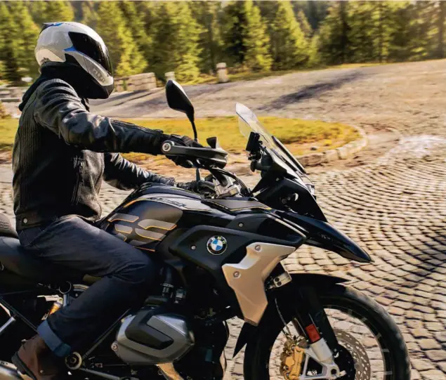  ??  ?? BMW R 1250 GS: o máximo em tecnologia, projeto de engenharia, eletrônica embarcada e desempenho na estrada ou fora dela