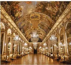  ?? FOTO: BUREAU/AFP ?? Auch Versailles zieht wieder Touristen an: Blick in den prunkvolle­n Spiegelsaa­l des Schlosses mit dem prächtigen Deckengemä­lde des französisc­hen Hofmalers Charles Le Brun (1619-1690).