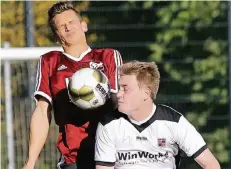  ?? RP-FOTO: ARMIN FISCHER ?? Gochs Stürmer Kevin Kitzig (rechts) konnte in Budberg keinen Treffer landen.