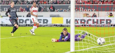  ?? FOTO: IMAGO ?? Die Entscheidu­ng in Stuttgart: Julian Green (Mitte) trifft früh zum 2:0 für den VfB. „Der Sieg war das Wichtigste“, sagte der Winter-Zugang nach Spielende, „aber ich freue mich auch, in meinem ersten Heimspiel mein erstes Tor gemacht zu haben.“