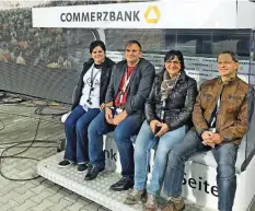  ?? FOTO: COMMERZBAN­K ?? Ganz nah dran. Sven Vilagos (2.v.l.) und Werner Zintel mit ihren Begleiteri­nnen auf der Commerzban­k-Fanbank.