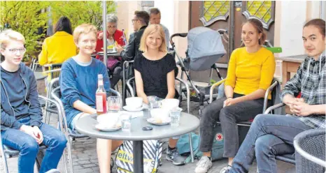  ?? FOTO: ANSGAR KÄNIG ?? Die Ideen gehen sicher nicht aus. Das Redaktions­team von "kreativ statt depressiv" mit (von rechts) Simon Burkhardt, Clara Brüggemann, Ida und Eva Sturm hat zum Interviewt­ermin sogar einen Fan mitgebrach­t: Ganz links: Katerina Severin.