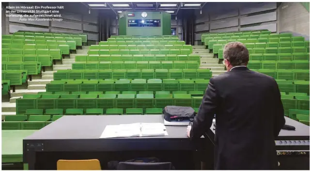  ?? Foto: Max Kovalenko/imago ?? Allein im Hörsaal: Ein Professor hält an der Universitä­t Stuttgart eine Vorlesung, die aufgezeich­net wird.