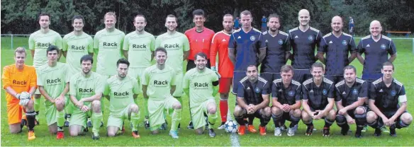  ?? FOTO: HKB ?? Der SV Bubsheim (rechts) gewann das Bernhard-Denz-Turnier des SV Königsheim durch einen 5:4-Sieg nach Elfmetersc­hießen gegen den SV Renquishau­sen (links).