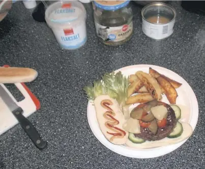  ?? FOTO: PRIVAT ?? VEGANMIDDA­G: Nei, vi spiser ikke bare gress og burstrø. Bildet er av en planteburg­er som til forvekslin­g ser ut som en «skikkelig» burger. Med agurk og tomat, ananas, sylteagurk, stekte poteter og havsalt er dette en veldig god middag, mener...