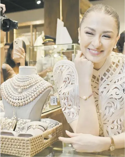  ?? ?? MARIAN Rivera all smiles with her pearly whites.