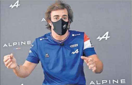  ??  ?? Fernando Alonso atiende a los medios españoles ayer durante la convención de Renault España en la Fira de Barcelona.