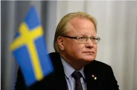  ?? FOTO: LEHTIKUVA/VESA MOILANEN ?? SITTER KVAR. Två av fyra allianspar­tier backar från misstroend­et mot försvarsmi­nister Peter Hultqvist. Det betyder att han sitter kvar på sin post. Turerna kring it-skandalen vid Transports­tyrelsen utreds nu av riksdagens konstituti­onsutskott.