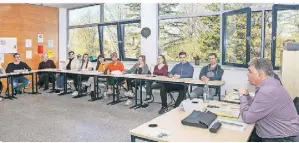  ?? ARCHIVFOTO: RUTH KLAPPROTH ?? Im Worldcafé des Cusanus-Gymnasiums kommen Schüler mit Politikern (hier Bernd Krückel von der CDU) ins Gespräch.