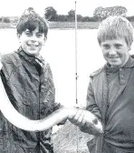  ??  ?? David Thomas and Nigel Longney with an adult eel they pulled from the Severn