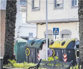  ?? S. GARCÍA ?? Una mujer deposita la basura en un contenedor