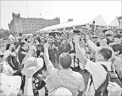  ?? ?? ▲ Maestros de la CNTE se entrevista­ron tres horas con el presidente Andrés Manuel López Obrador y le plantearon un paquete de peticiones. Foto Cristina Rodríguez