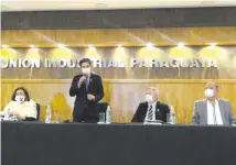  ??  ?? Hablando, el viceminist­ro, Marcelo González, y otros, en UIP.