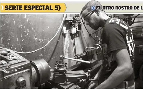  ??  ?? Creaciones. Con sus cuatro empleados, Paulo Antonio Cruz, crea las máquinas por encargo. Hasta el momento asegura que su negocio es rentable y espera seguir avanzando en su empresa.