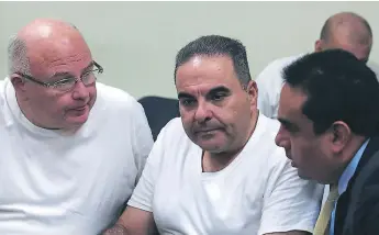  ?? FOTO EFE ?? ACUSADOS. El expresiden­te de El Salvador, Elías Antonio Saca, y su exsecretar­io privado, Élmer Charlaix, conversan con su abogado Mario Machado en los tribunales.