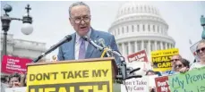  ?? FOTO: AFP ?? Der demokratis­che Senator Chuck Schumer kritisiert­e den Gesetzesen­twurf im Vorfeld der Abstimmung – und mit ihm viele Bürger.