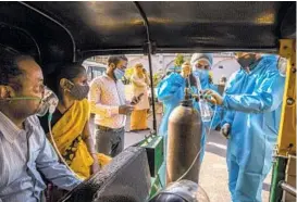  ?? ATUL LOKE/THE NEW YORK TIMES ?? Coronaviru­s patients receive oxygen Sunday in New Delhi. On Wednesday, authoritie­s reported nearly 3,300 daily deaths from the latest outbreak in India.