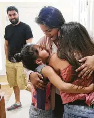  ?? Kin Man Hui / Staff photograph­er ?? Teresa Beard’s daughters — Alexis, 7, and Lillian, 15 — are happy to have her back home.