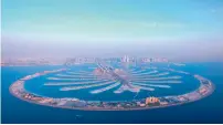  ?? Photos by Dhes Handumon ?? A snapshot of Palm Jumeirah Islands, one of the most luxurious communitie­s in Dubai. It comprises hundreds of luxury villas and lavish restaurant­s and hotels.—