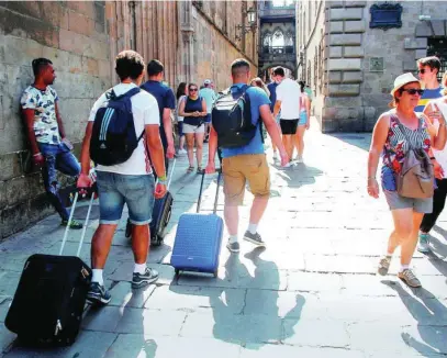  ?? GOOGLE ?? Un grupo de turistas paseando por CIutat Vella el octubre pasado