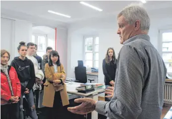  ?? FOTOS: KATRIN BÖLSTLER ?? Bürgermeis­ter Achim Deinet (rechts) erklärte den Besuchern, wieso die Bürosanier­ung so teuer geworden war.