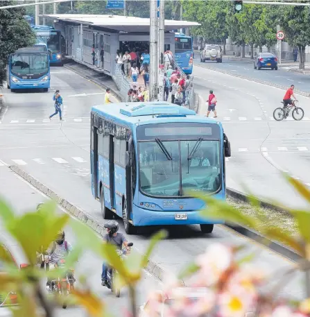  ?? JUAN B. DÍAZ / ARCHIVO ?? Los 394 nuevos buses, de la licitación, se sumarán a los 52 que deberá ingresar Blanco y Negro y a los 911 del MÍO, que lograría 1.357.