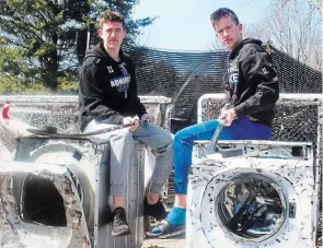  ?? BERND FRANKE TORSTAR ?? Fifteen-year-old twin brothers Jacob, left, and Andrew LeBlanc of Wainfleet sit on the washing equipment they used as targets for shooting drills in their driveway.