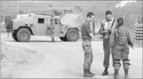  ??  ?? Des soldats israéliens près de la frontière syrienne, sur le plateau du Golan