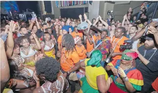  ?? DARWIN DOLEYRES ?? TROPICAL SHAKEUP! Members of the Rara Soley troupe, in orange tees, and 100 Lux dancers, in kini tops and body paint, join the crowd.