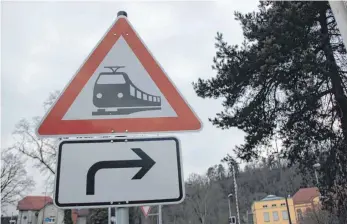  ?? FOTO: LAURA KEISS ?? Der Zug auf dem Verkehrssc­hild an der Sigmaringe­r Bahnhofstr­aße fährt schon mit Elektroant­rieb, nun soll auch die Bahnstreck­e nach Ebingen elektrifiz­iert werden.