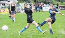  ??  ?? Bei dem Damen- und Herrengrüm­pelturnier zeigten 31 Mannschaft­en ihr fußballeri­sches Können. Darunter vier Frauen-Teams.