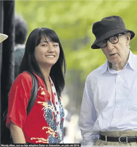  ??  ?? Woody Allen, con su hija adoptiva Dylan en Sebastián, en julio del 2019.