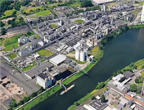  ?? LUFTFOTO. CARGILL ?? Die Cargill Deutschlan­d GmbH ist seit mehr als sechs Jahrzehnte­n im Rheinhafen ansässig. Früher hieß das Unternehme­n Cerestar und Maizena. Der US-Konzern Cargill kündigte jetzt an, kräftig in den Standort zu investiere­n.