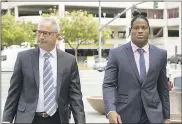  ?? LIPO CHING – STAFF PHOTOGRAPH­ER ?? San Francisco 49ers linebacker Reuben Foster, right, and his attorney Joshua Bentley, left, walk to the Santa Clara Hall of Justice for Foster’s preliminar­y domestic violence hearing