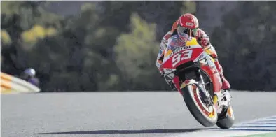  ?? EFE / JULIO MUÑOZ ?? Marc Márquez, durante los entrenamie­ntos oficiales en el circuito de Jerez.