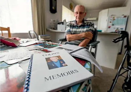  ?? SIMON O’CONNOR/STUFF ?? World War II veteran Colin Cochran, 98, penned his memoirs to ‘‘keep the brain working’’.