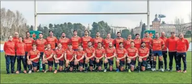  ??  ?? LEONES. Los 23 que intentarán encarrilar ante Rumanía el pase al Mundial, junto al cuerpo técnico.