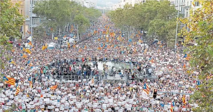 ?? AFP ?? Rechazo. Una multitudin­aria marcha en Barcelona se organizó para pedir por los líderes secesionis­tas detenidos por la policía española y contra la ofensiva del gobierno central.