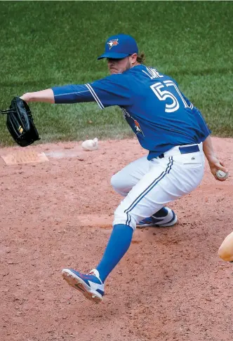  ??  ?? Mark Lowe a alloué trois points à sa première présence avec les Blue Jays.