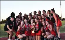  ?? BILL RUDICK — FOR MEDIANEWS GROUP ?? Gwynedd Mercy players pose with the trophy after beating Villa Maria in the District 1 Class 2A championsh­ip game Saturday at Methacton.