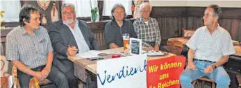  ?? FOTO: MARIA LUISE STÜBNER ?? Xaver Merk, Bundestags­kandidat der Linken (Zweiter von links), diskutiert im Gasthof „Köchlin“mit Lindauer Bürgern über politische Ziele und Notwendigk­eiten.