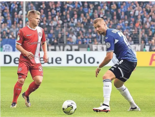  ?? FOTO: CHRISTOF WOLFF ?? August 2017: Fortunas Jean Zimmer (li.) im Duell mit Florian Hartherz von Arminia Bielefeld.